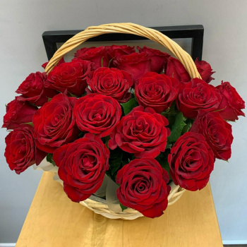 Корзинка из роз 25 шт
