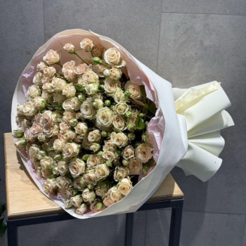 Букет из кустовых роз